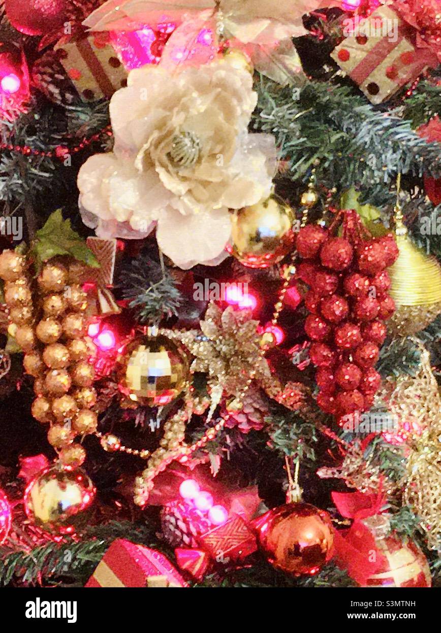 Nahaufnahme eines opulenten rot-weißen und goldenen Weihnachtsbaums Stockfoto