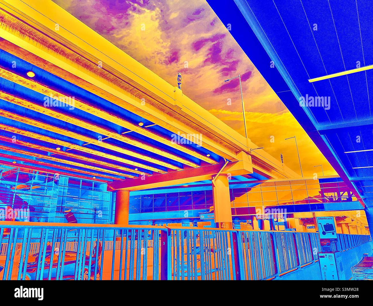 Ein verändertes Foto des neuen internationalen Flughafens von Salt Lake City, aufgenommen vom Passagierabholbereich im November 2021. Die IOS-App Shift wurde verwendet, um den farbigen invertierten oder negativen Effekt zu erzeugen Stockfoto