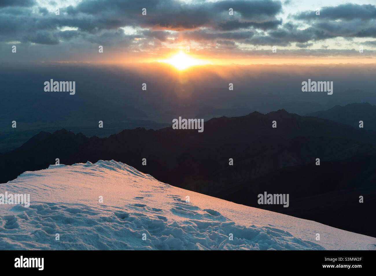 Erstes Licht auf dem Stok Kangri Gipfel, dem höchsten in der Stok Bergkette, Ladakh, Indien - Smartphone-aufgenommenes Stockfoto