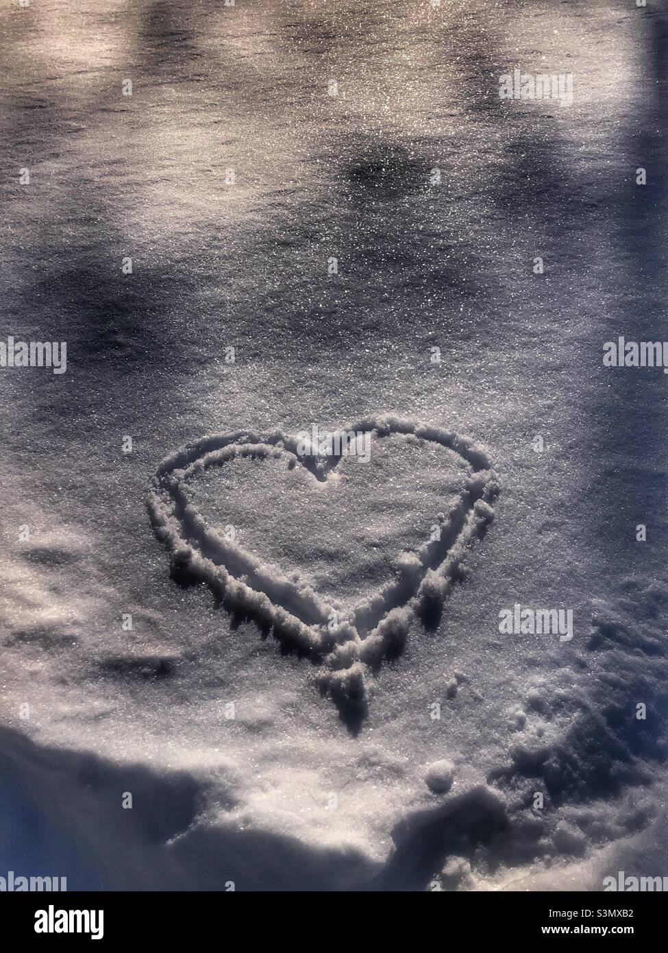 Ein Herz, das in den Schnee gezogen ist. Stockfoto