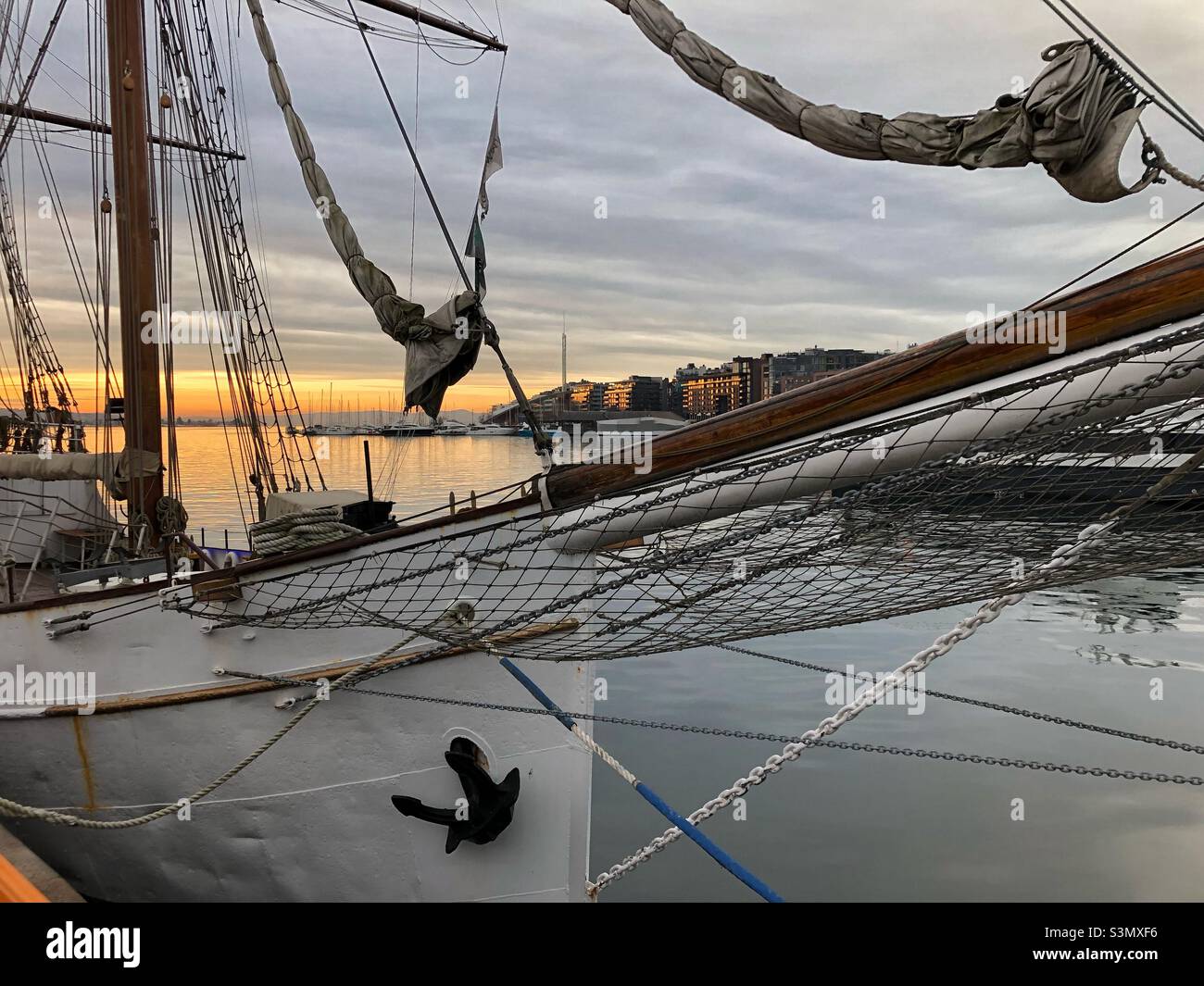 „Legend“ ist ein Segel- und Motorschiff, das 1915 in Schweningen in den Niederlanden für Fischerei und Handel gebaut wurde und heute ein Abenteuerschiff mit Sitz in Oslo, Norwegen, ist. Stockfoto