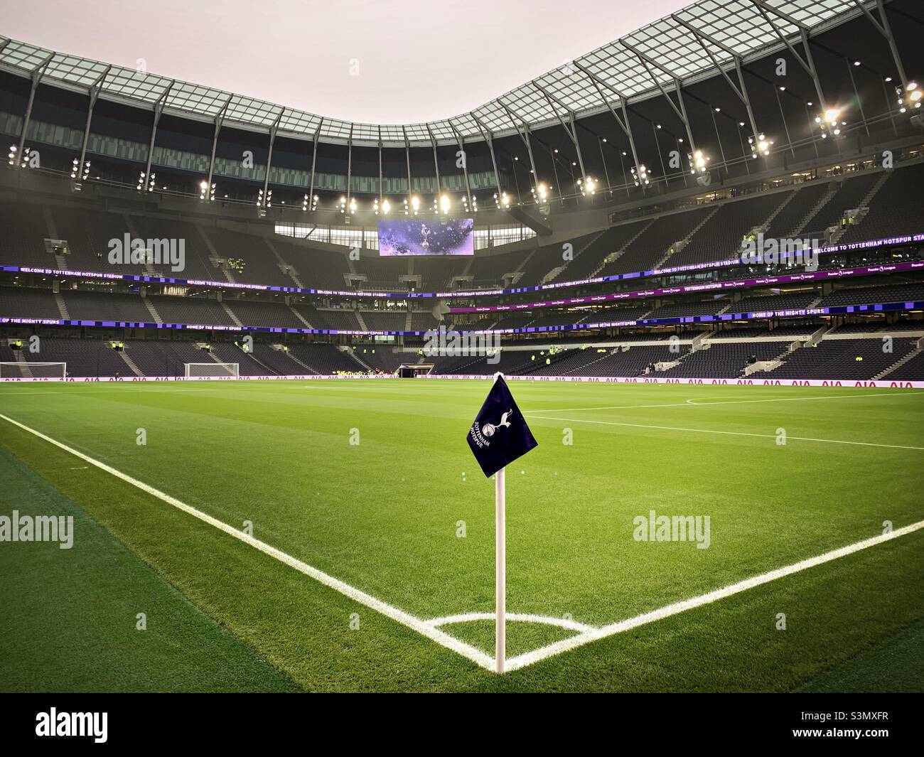Die Eckflagge und der Platz sind im White Hart Lane Stadium von Tottenham Hotspur im Norden Londons zu sehen. Stockfoto