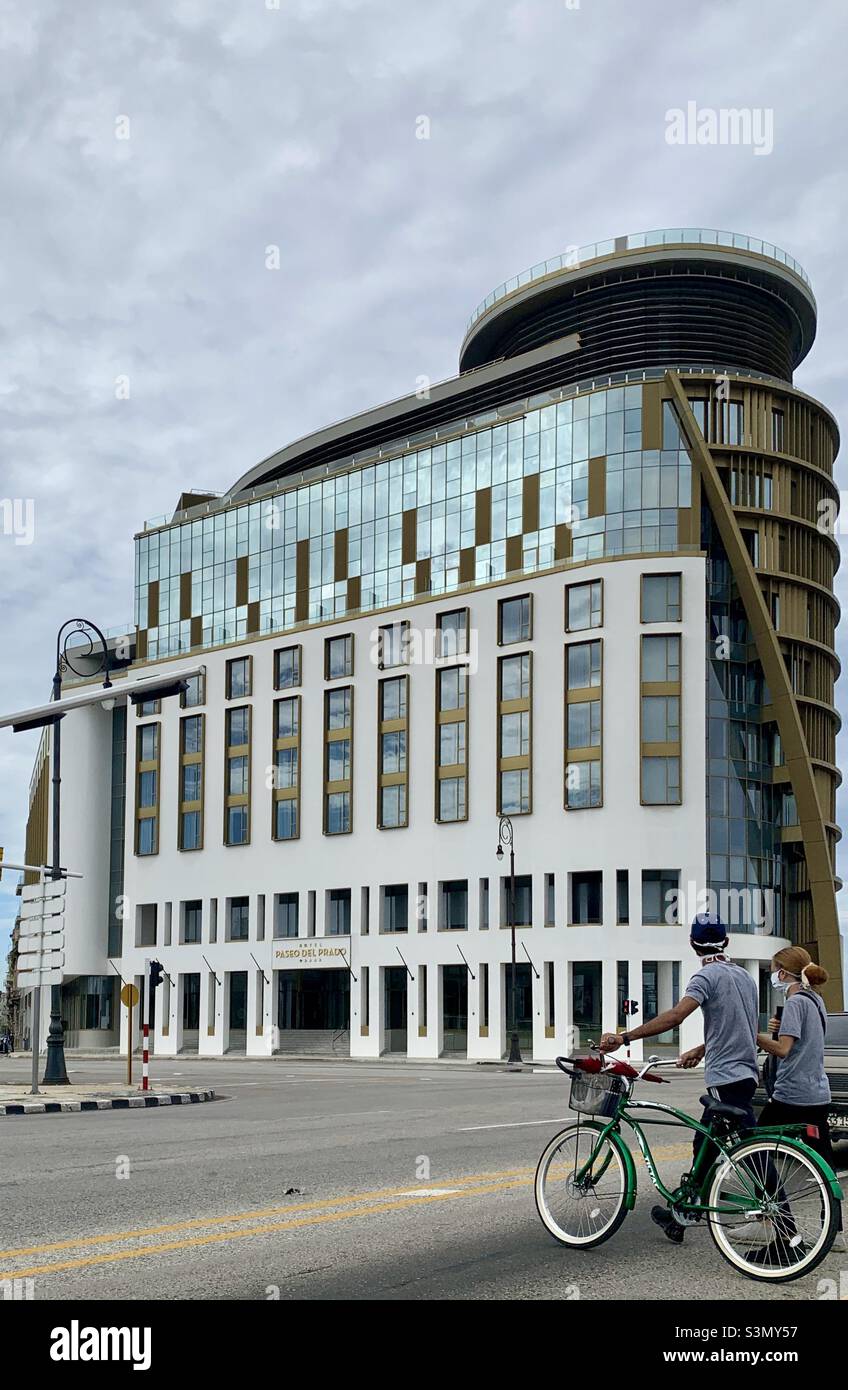 Das Paseo del Prado Hotel wurde kurz vor dem Ausbruch von Covid 19 eröffnet. Sein prächtiger 360-Grad-mirador konnte von vielen nicht besucht werden, bevor die Hotelleitung den Betrieb einstellen musste. Havanna, Kuba - Smartphone-aufgenommenes Stockfoto