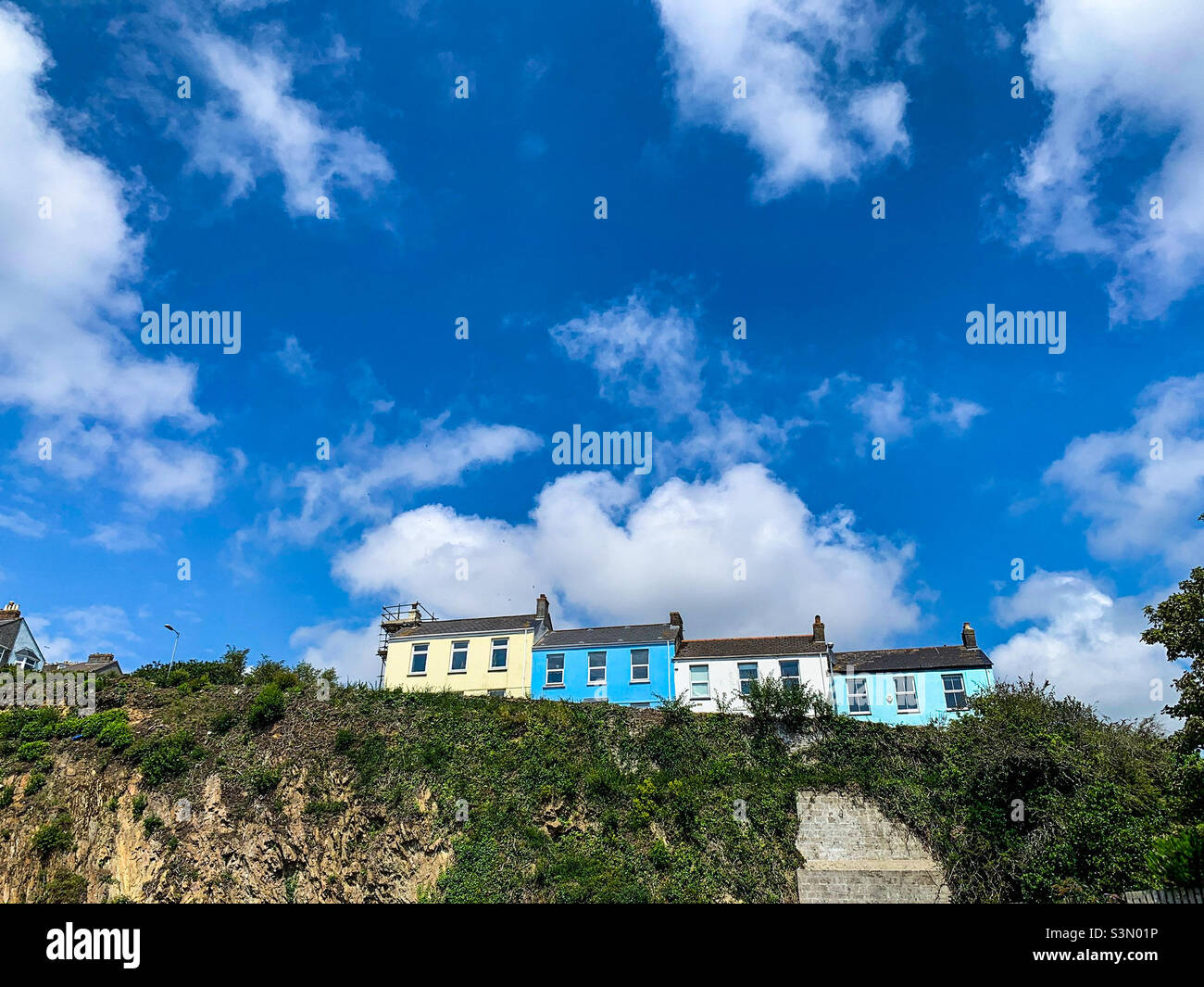 Vier Häuser auf einem Hügel in Falmouth in Cornwall Stockfoto