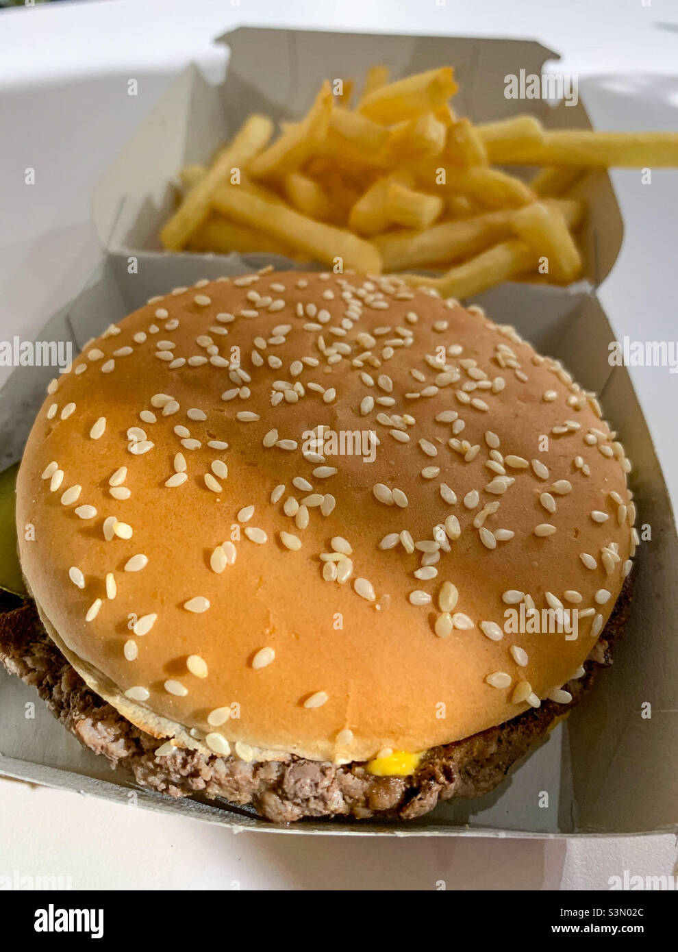 McDonald’s Quarter Pfünder mit Käse und Pommes Stockfoto