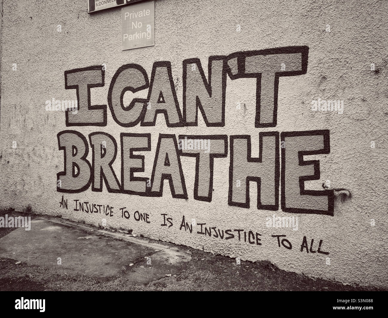 „Ich kann NICHT ATMEN“ großer Schriftzug auf der Seite eines Gebäudes. Eine Phrase, die 2014 mit Eric Garner und 2020 mit George Floyd in Verbindung gebracht wurde. Foto ©️ COLIN HOSKINS. - Smartphone-aufgenommenes Stockfoto
