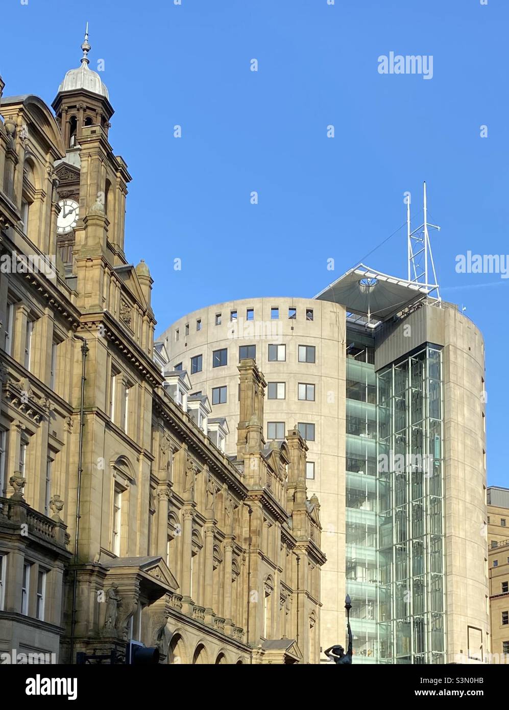 Teil des City Square, Leeds, mit dem ehemaligen General Post Office (1896) und No 1 City Square (1998). Weitere Gebäude in der Nähe sind die Mill Hill Chapel, das Queen’s Hotel und das ehemalige Majestic Cinema. Stockfoto
