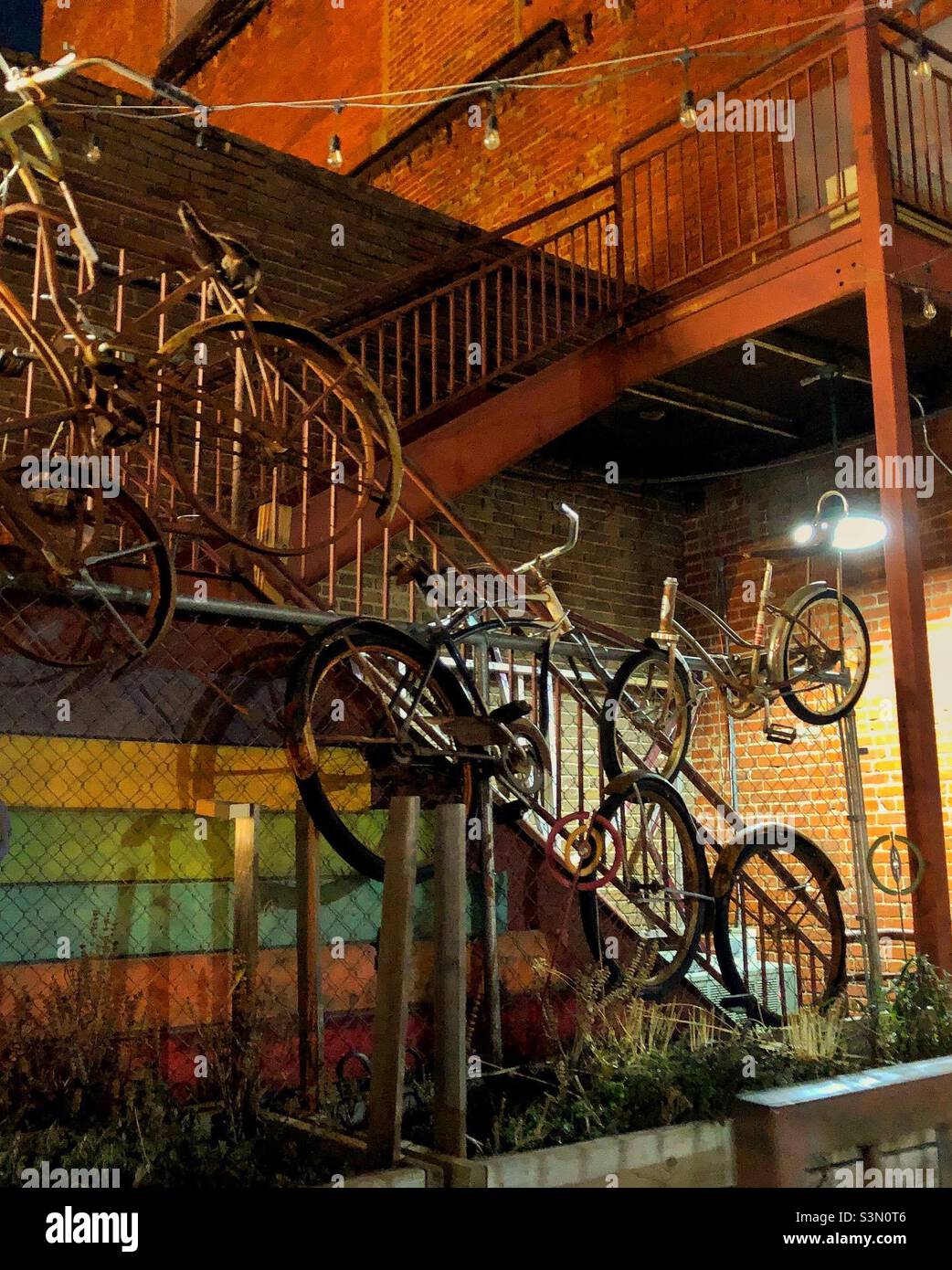 Kunst durch Fahrräder in einem Hotel in der Innenstadt zu schaffen. Stockfoto
