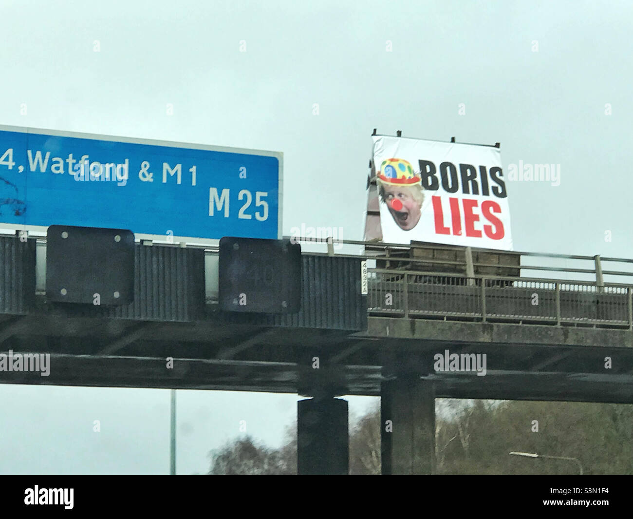 Ein „Boris lügt“-Plakat über einer Autobahn - Smartphone-aufgenommenes Stockfoto
