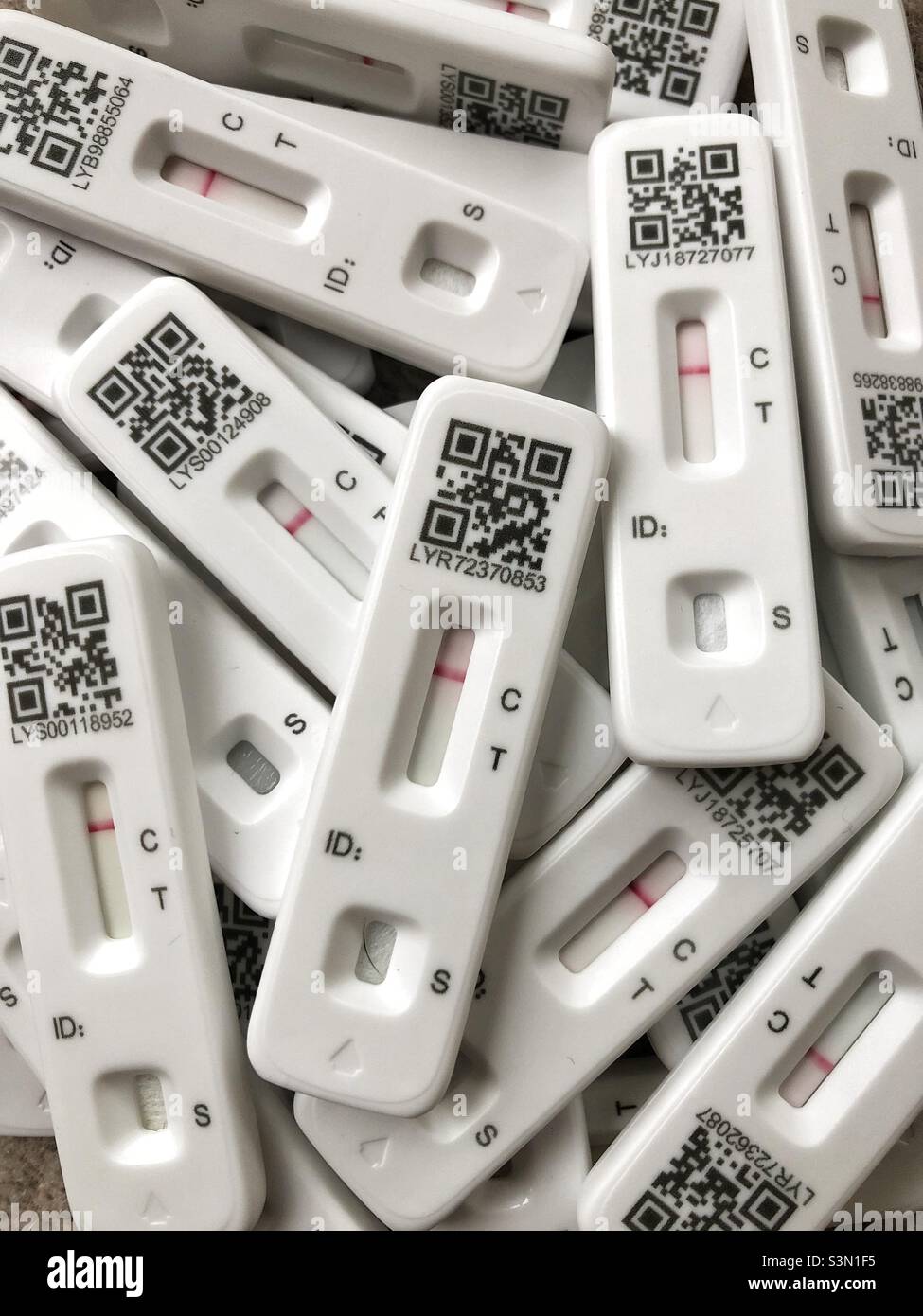 Vollformat-Coronavirus-Hintergrund von COVID-19-Testkits mit seitlichem Durchfluss und Kopierraum - Smartphone-aufgenommenes Stockfoto