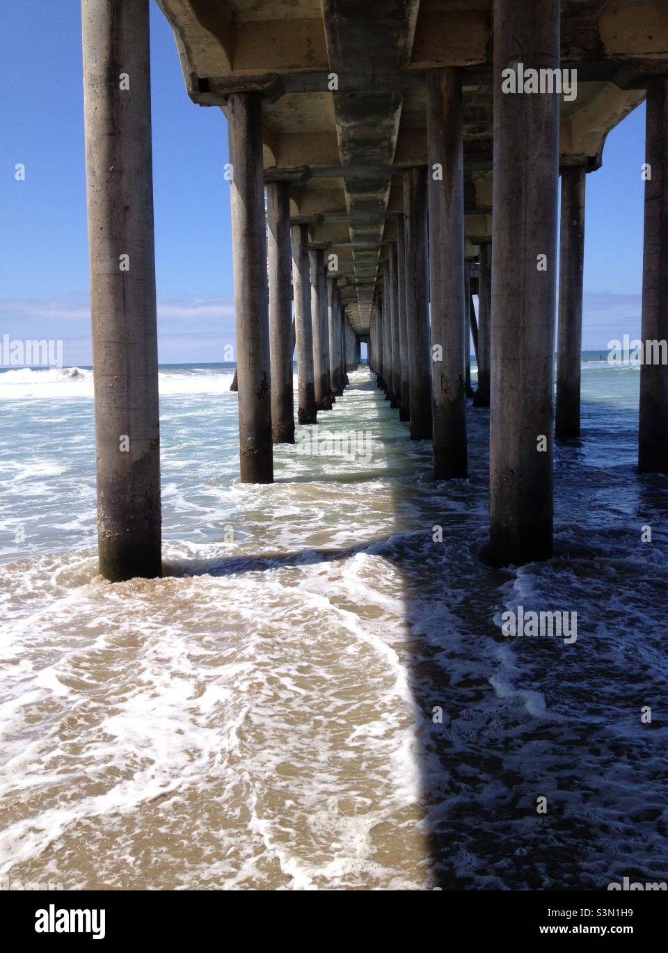 Unter dem Huntington Beach Pier. - Smartphone-aufgenommenes Stockfoto