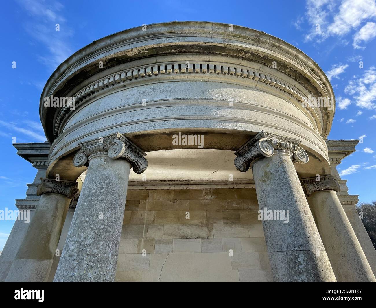 Ein Detail des apsidalen Endes der neoklassischen Normanton-Kirche, die halb im Rutland-Wasser untergetaucht ist Stockfoto