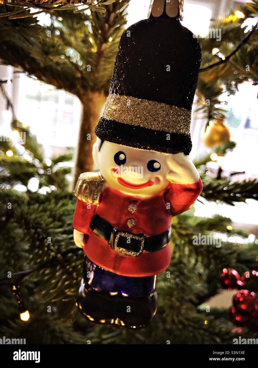 Spielzeug-Soldatendekoration auf einem Weihnachtsbaum, Vereinigtes Königreich - Smartphone-aufgenommenes Stockfoto