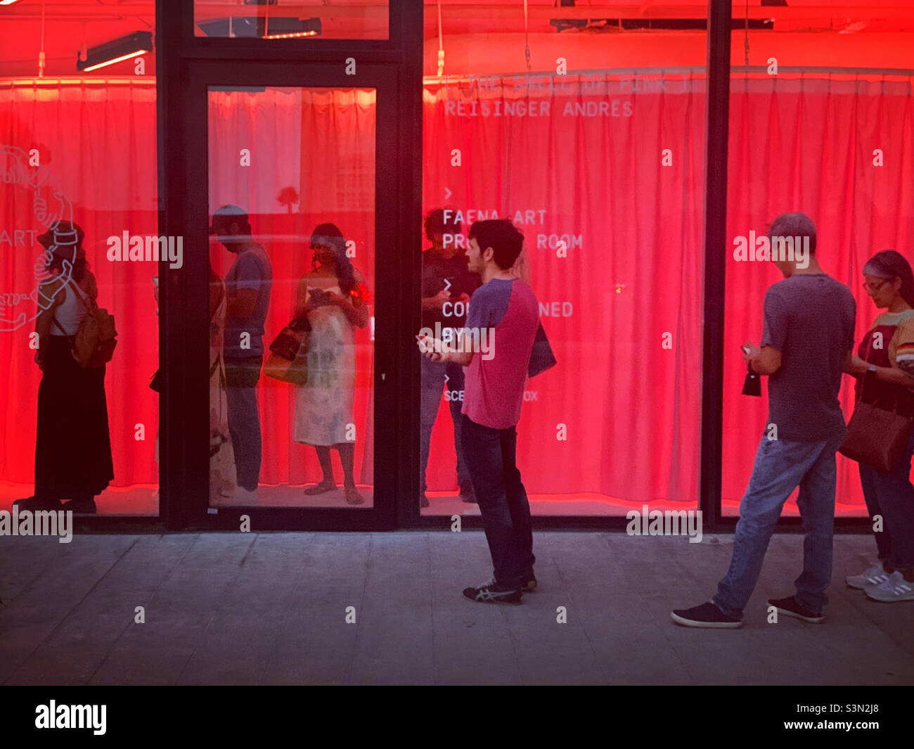 5. Dezember 2021, Menschen Schlange stehen, um zu erleben Andres Reisingers „The Smell of Pink“ während der Miami Art Basel, Faena Art Project Room, Faena District, Mid-Beach, Miami Beach, Florida, Usa Stockfoto