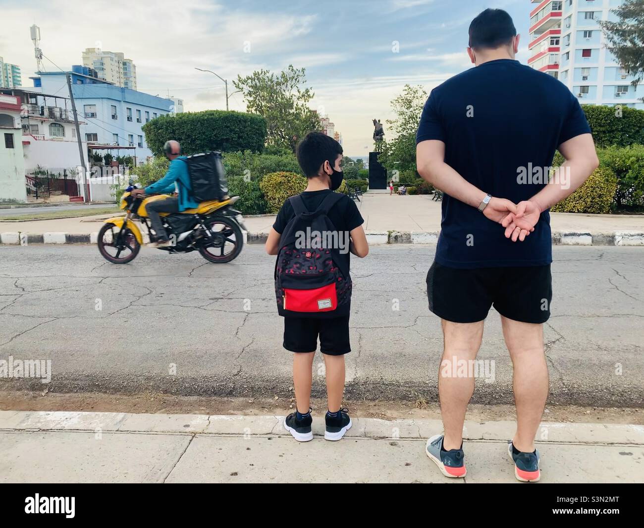 Kindern das Überqueren der Straße beibringen. Vater mit Sohn lernen, Straßen zu überqueren. Elternschaft, Elternkonzept. Stockfoto