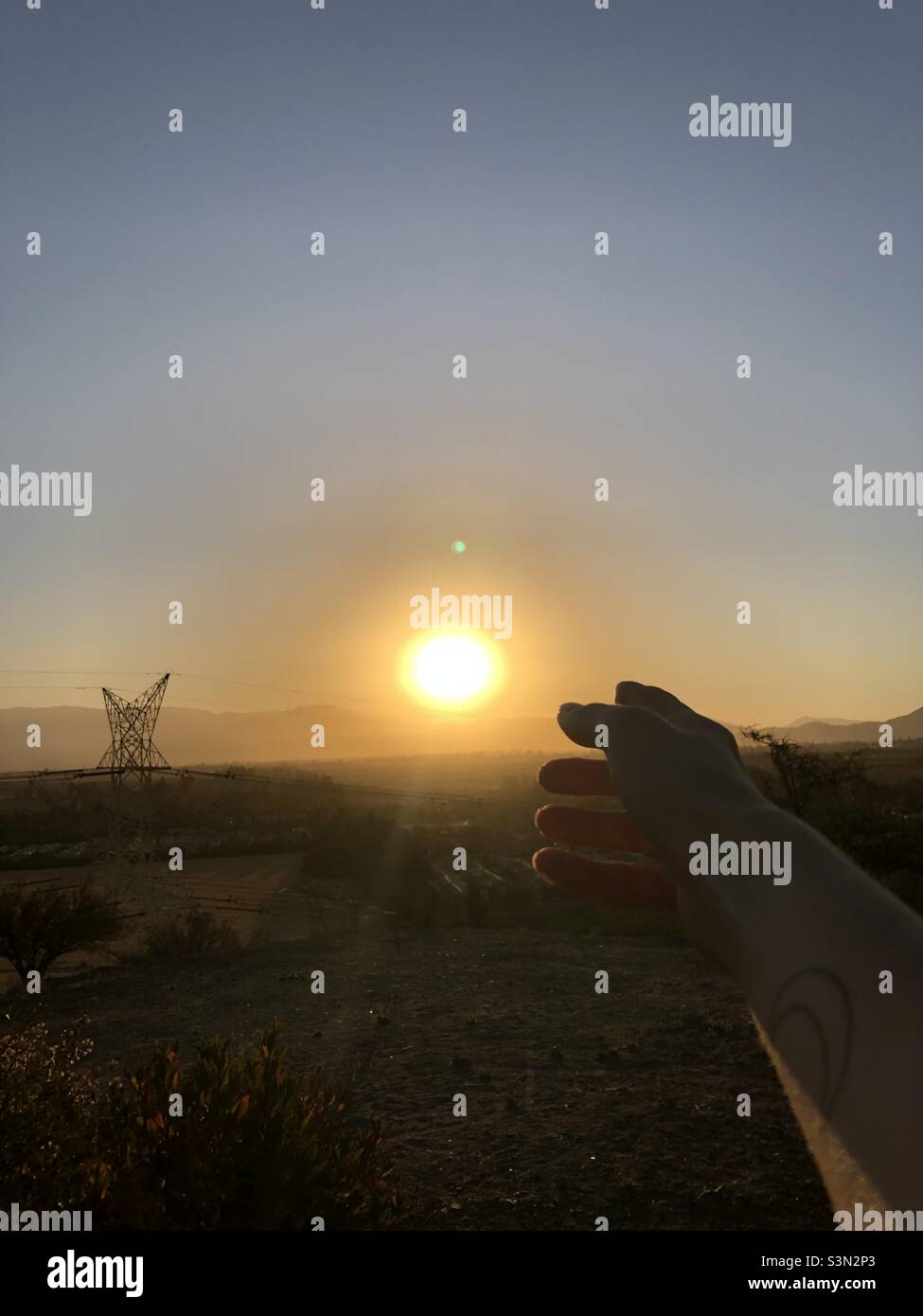 Tippen Sie auf die Sonne - Smartphone-aufgenommenes Stockfoto