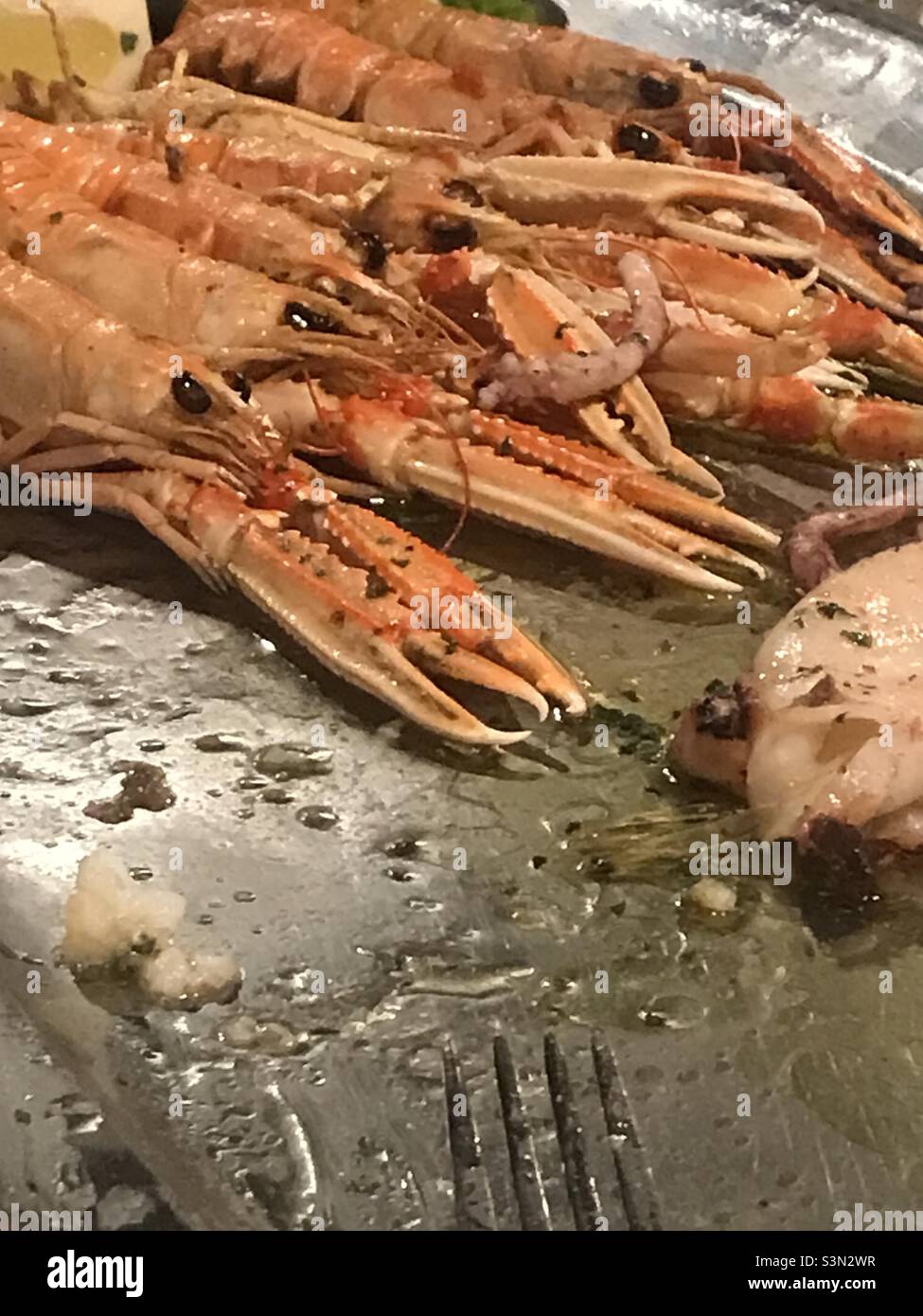 Geröstete Garnelen im Restaurant Varos in Split, Kroatien Stockfoto