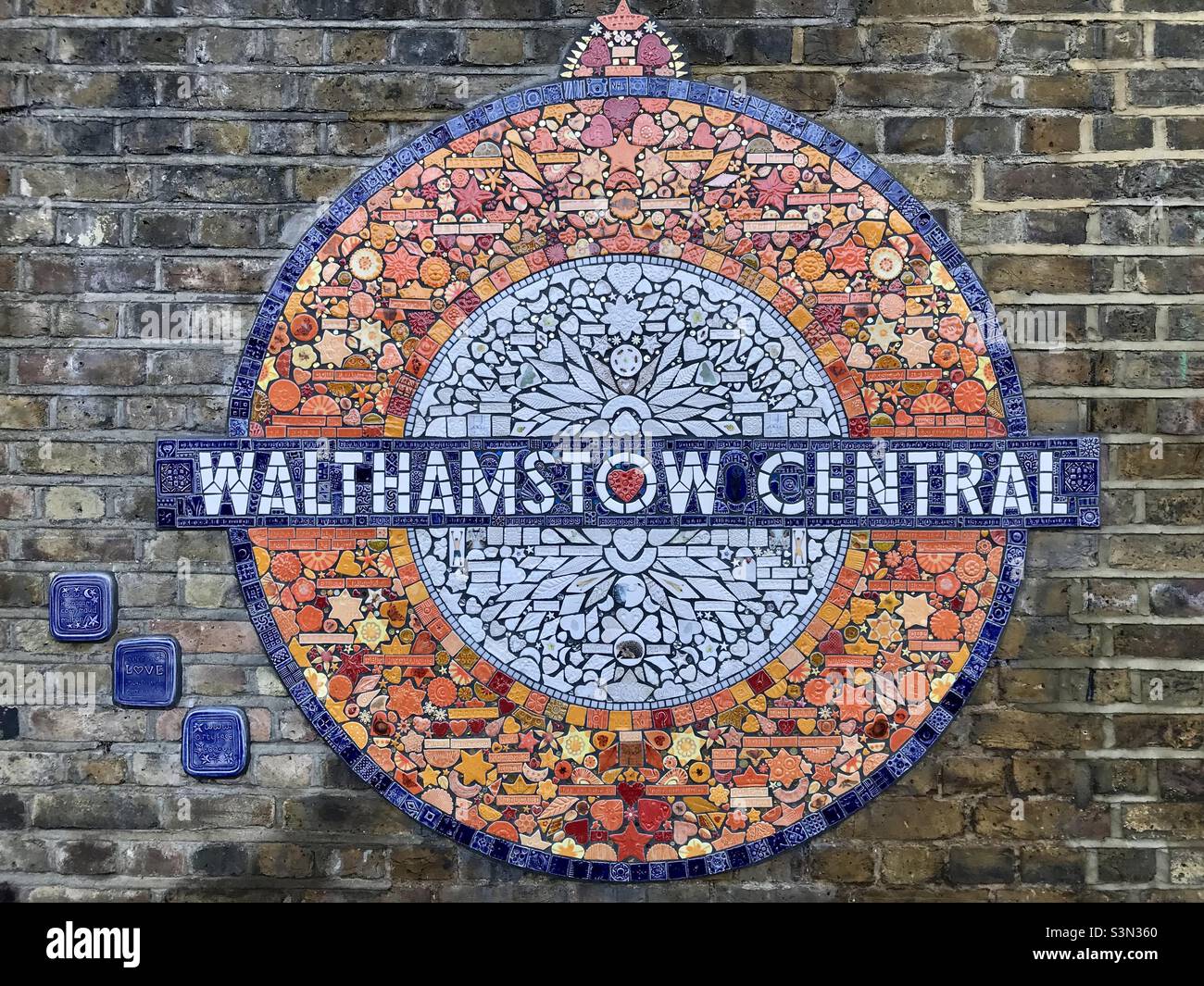 Mosaikrunde des Künstlers Maud Milton am Bahnhof Walthamstow Central an der Weaver Line im Nordosten Londons - Smartphone-aufgenommenes Stockfoto