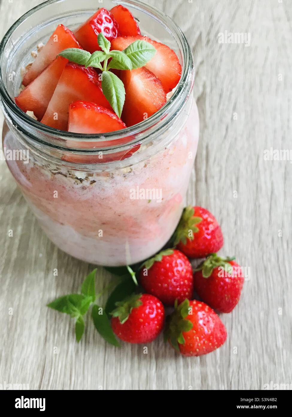 Protein-Erdbeeren-Milchshake-Frühstück - Smartphone-aufgenommenes Stockfoto