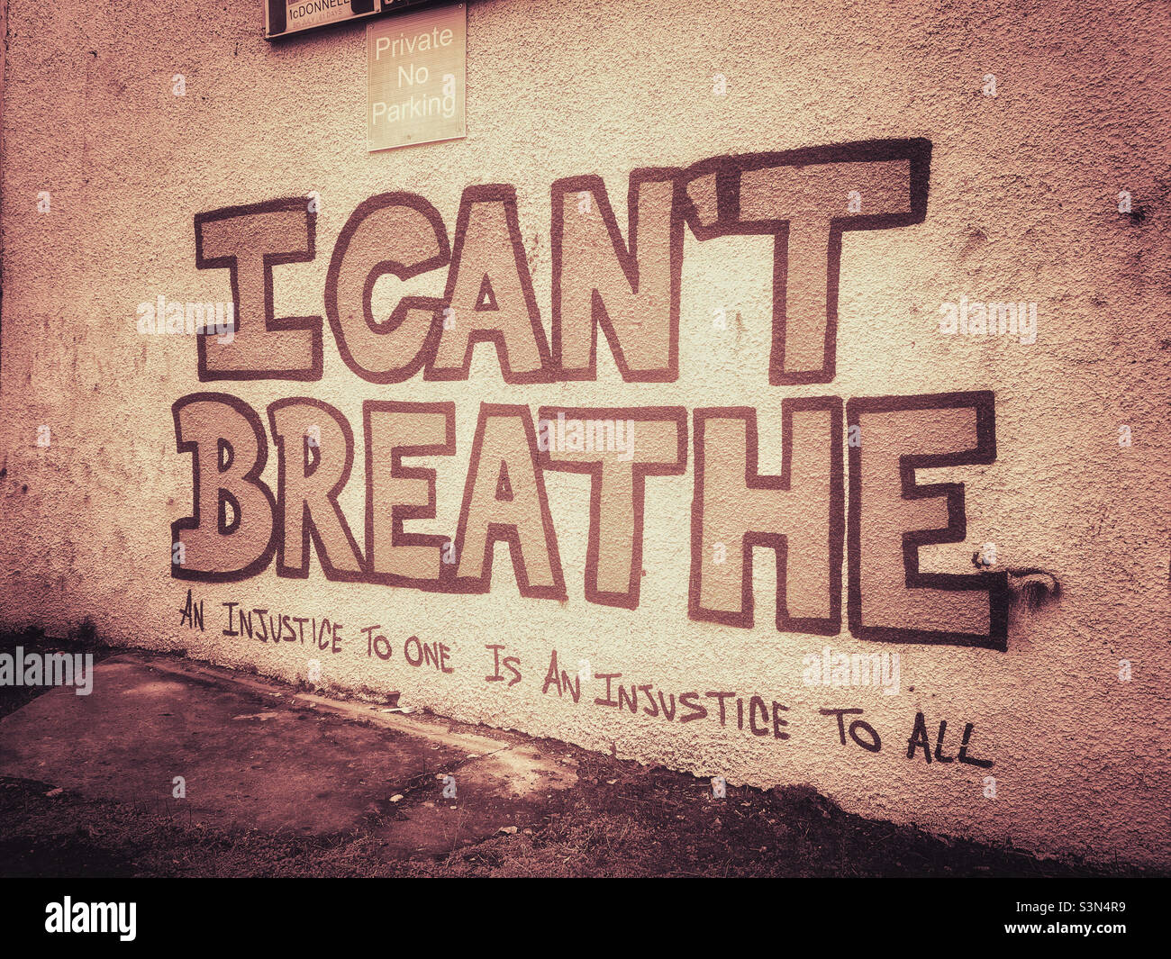 „Ich kann NICHT ATMEN“, Ein Satz, der mit George Floyd, Eric Garner und Black Lives Matter assoziiert wird. Eine Ungerechtigkeit für einen ist eine Ungerechtigkeit für alle. Foto ©️ COLIN HOSKINS. - Smartphone-aufgenommenes Stockfoto