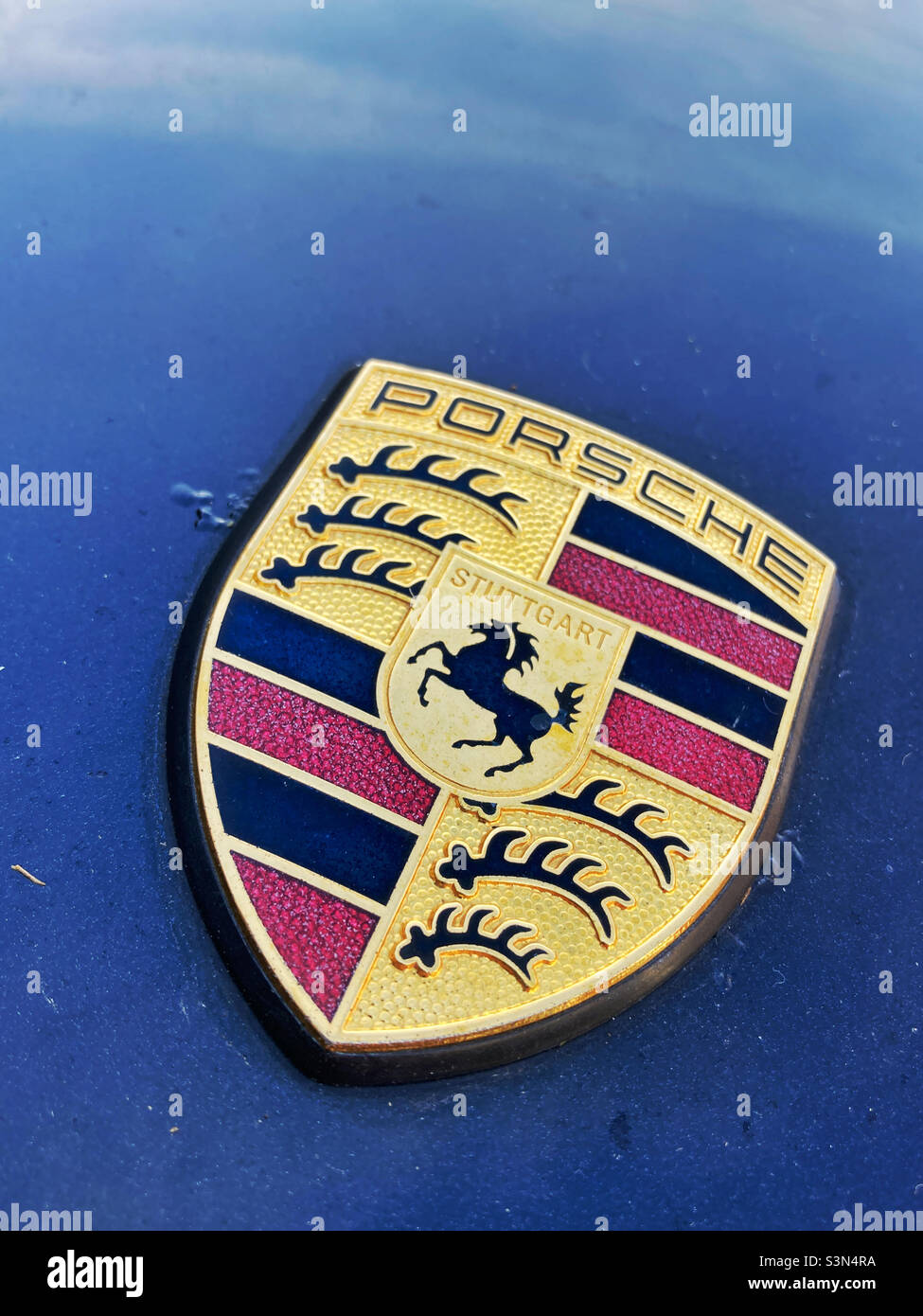 Porsche Boxster Motorhaubenabzeichen - Smartphone-aufgenommenes Stockfoto