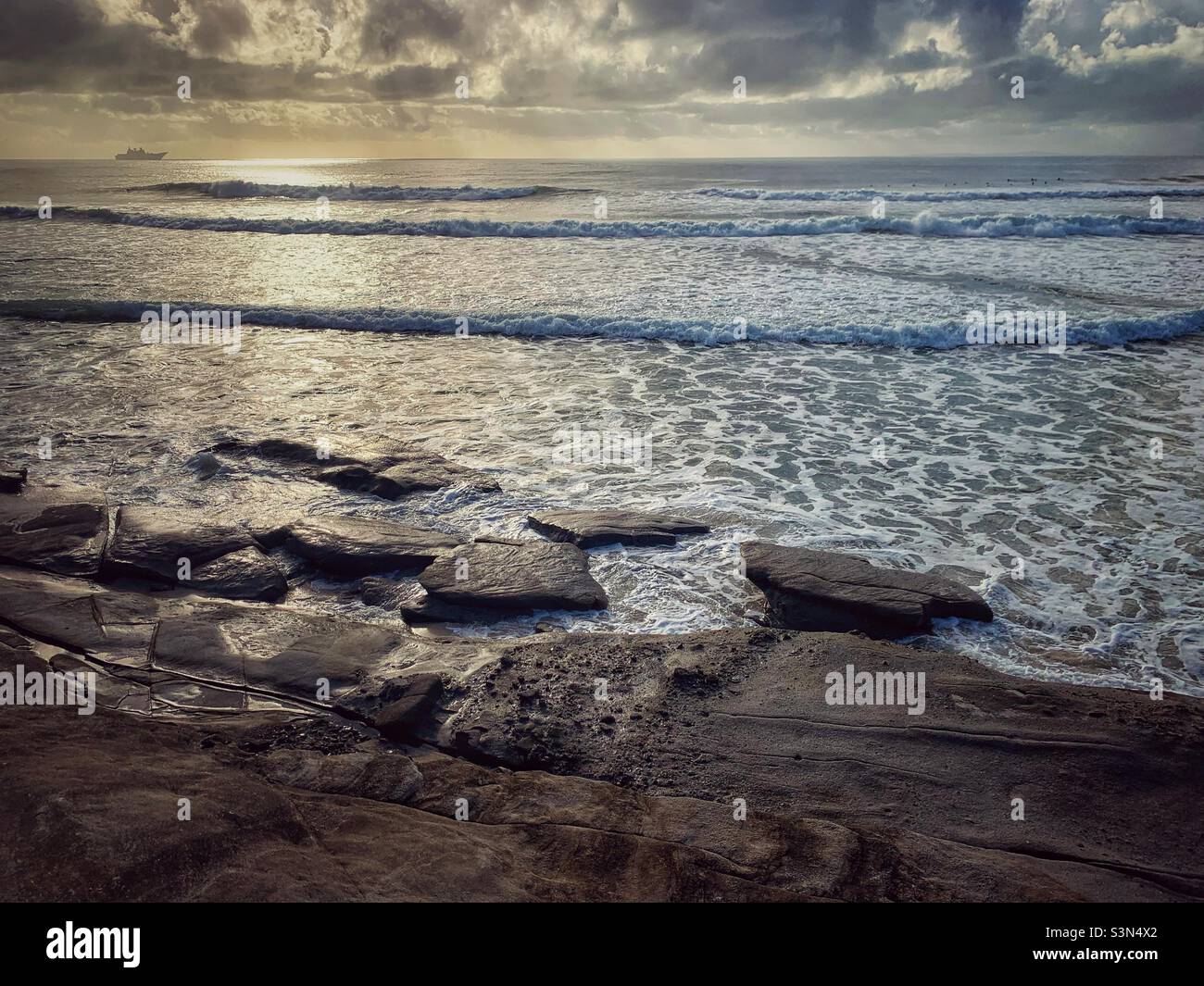 Rollende Wellen am frühen Morgen in Caloundra, QLD, Australien Stockfoto