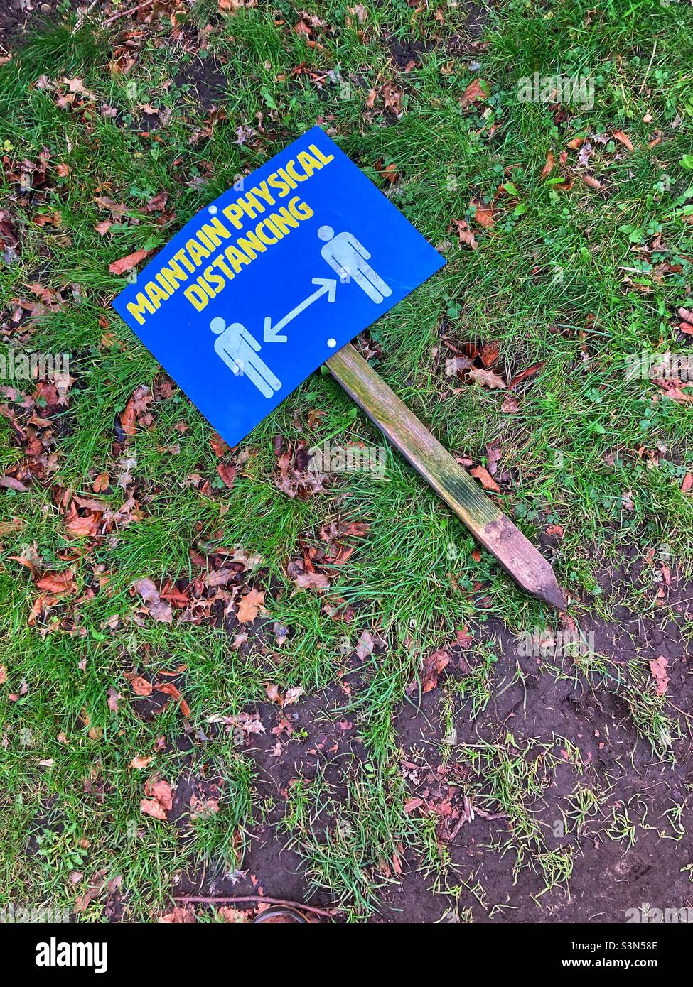 Weggeworfenes Zeichen zur Aufrechterhaltung der physischen Entfernung - Smartphone-aufgenommenes Stockfoto
