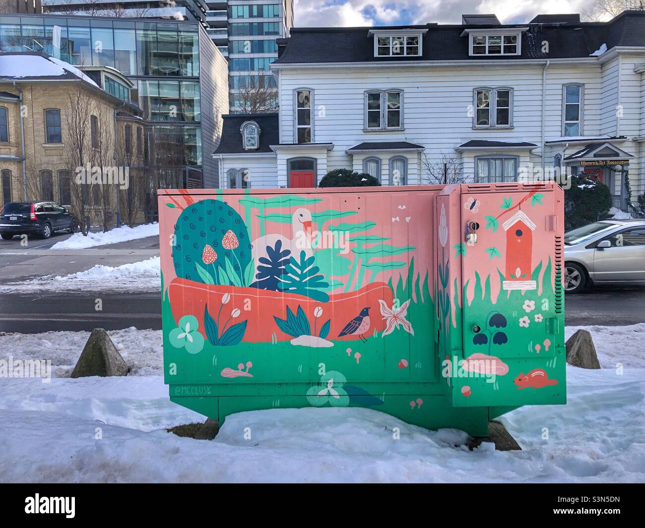 Ein farbenfroher Utility Box auf einer schneebedeckten Straße in einem Viertel von Toronto. Stockfoto