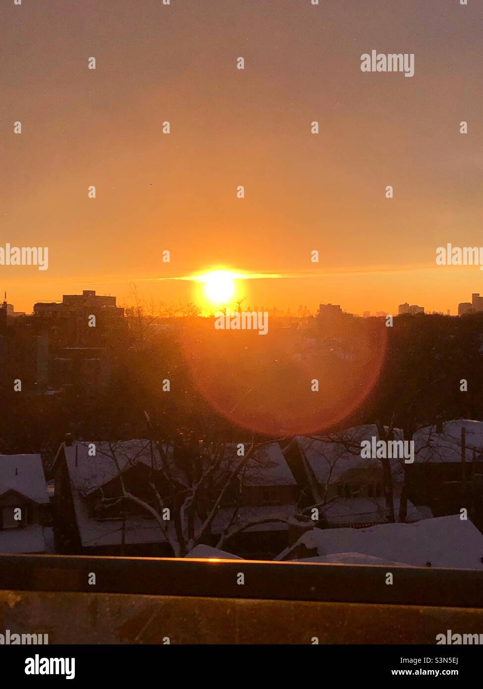 Ein warmer Winter-Sonnenuntergang leuchtet. Stockfoto