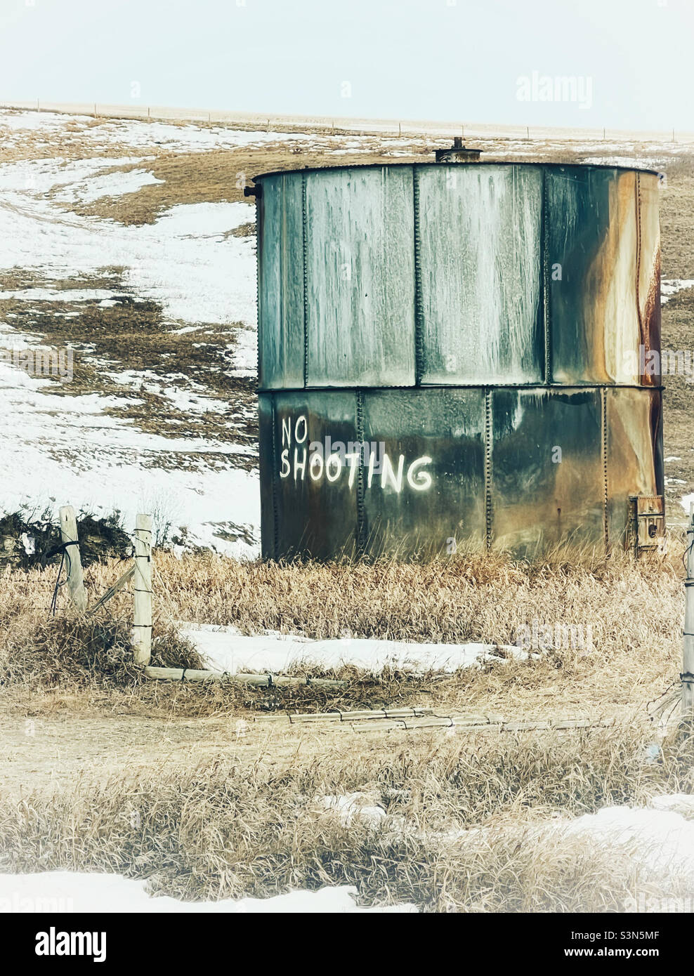 Große Lagertrommel mit „No Shooting“ auf der Außenseite lackiert. Gedreht in den Ausläufern, in der Nähe von Calgary, Alberta, Kanada. Stockfoto