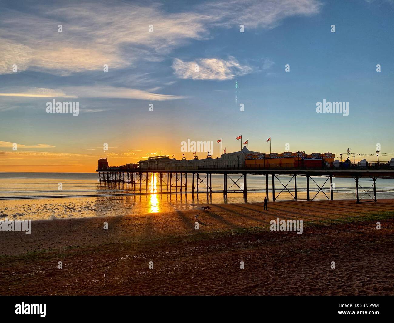 Sonnenaufgang am Paignton Pier Stockfoto