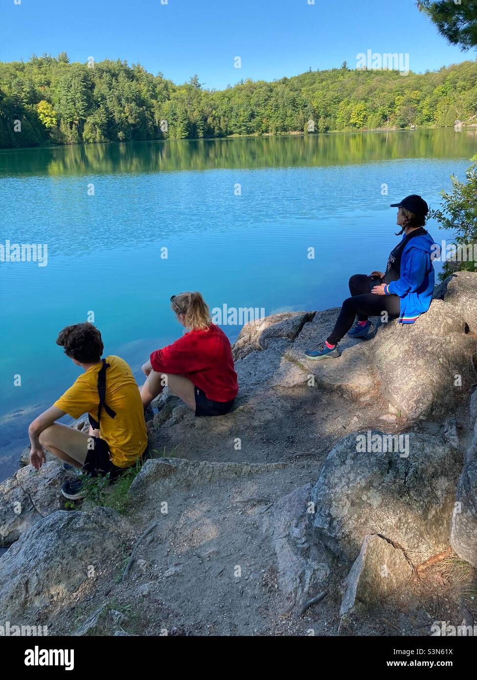 Eine Pause nach dem Wandern in den Pink Lake im Gatineau Park. Stockfoto