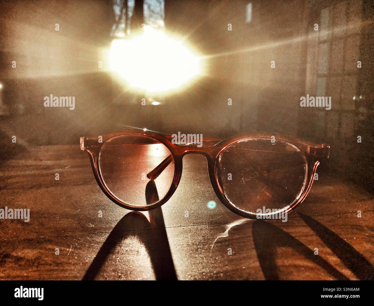Sonnenbrillen, da im Hintergrund ein Sonnenblitzen zu sehen ist Stockfoto