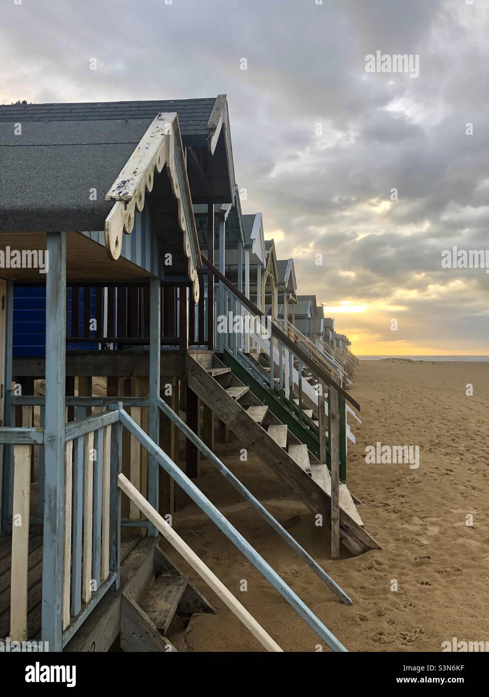 Brunnen neben dem Meer Strand Hütten Sonnenuntergang Meer Stockfoto