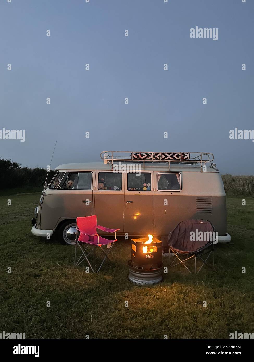 Camping Sommer VW Vintage Split Screen Feuerstelle Stockfoto