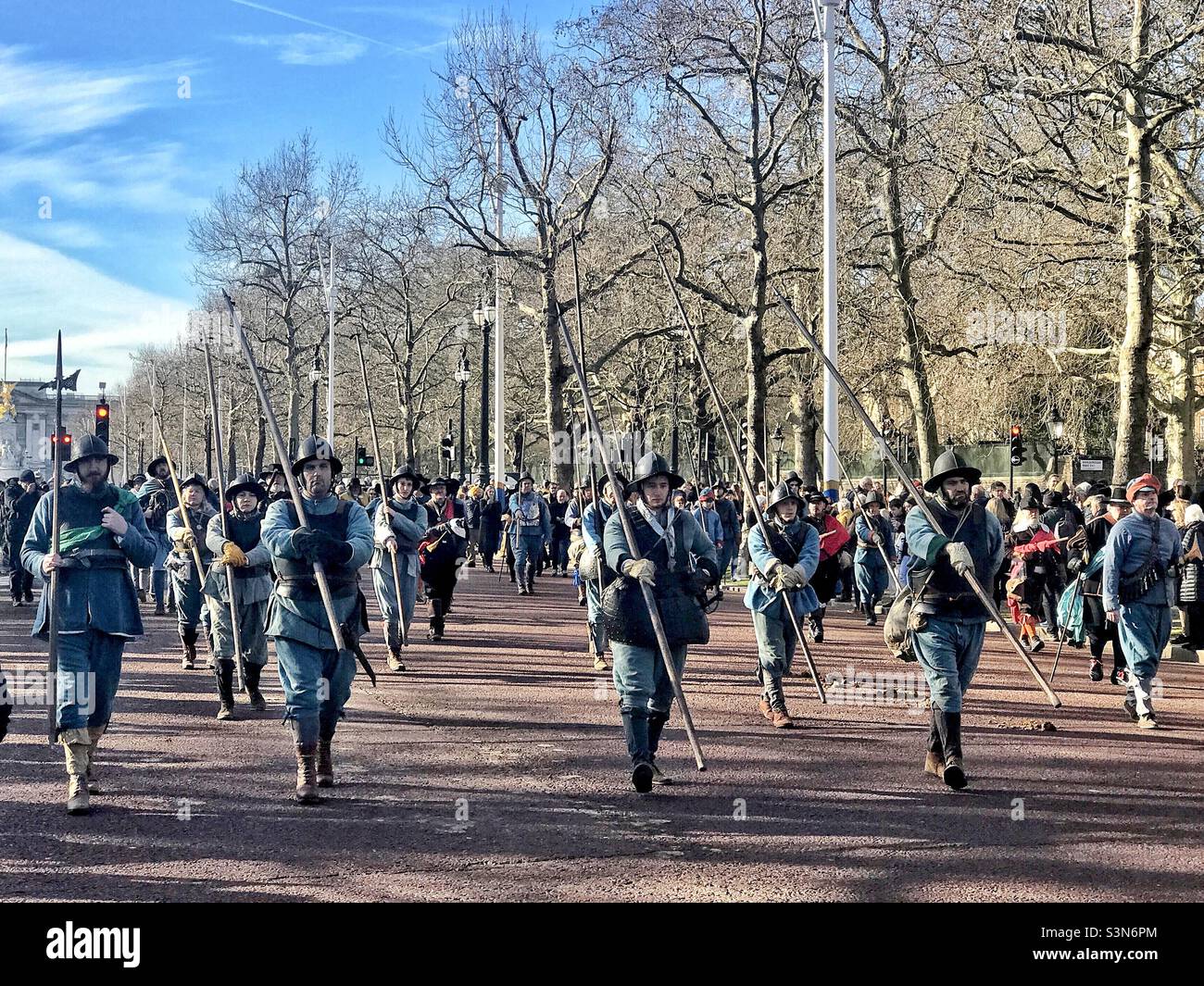 Pikemen der königlichen Armee. Die englische Bürgerkriegsgesellschaft erinnert an den 373rd. Jahrestag der Hinrichtung von König Charles 1 im Jahr 1649, The Mall , London. Stockfoto