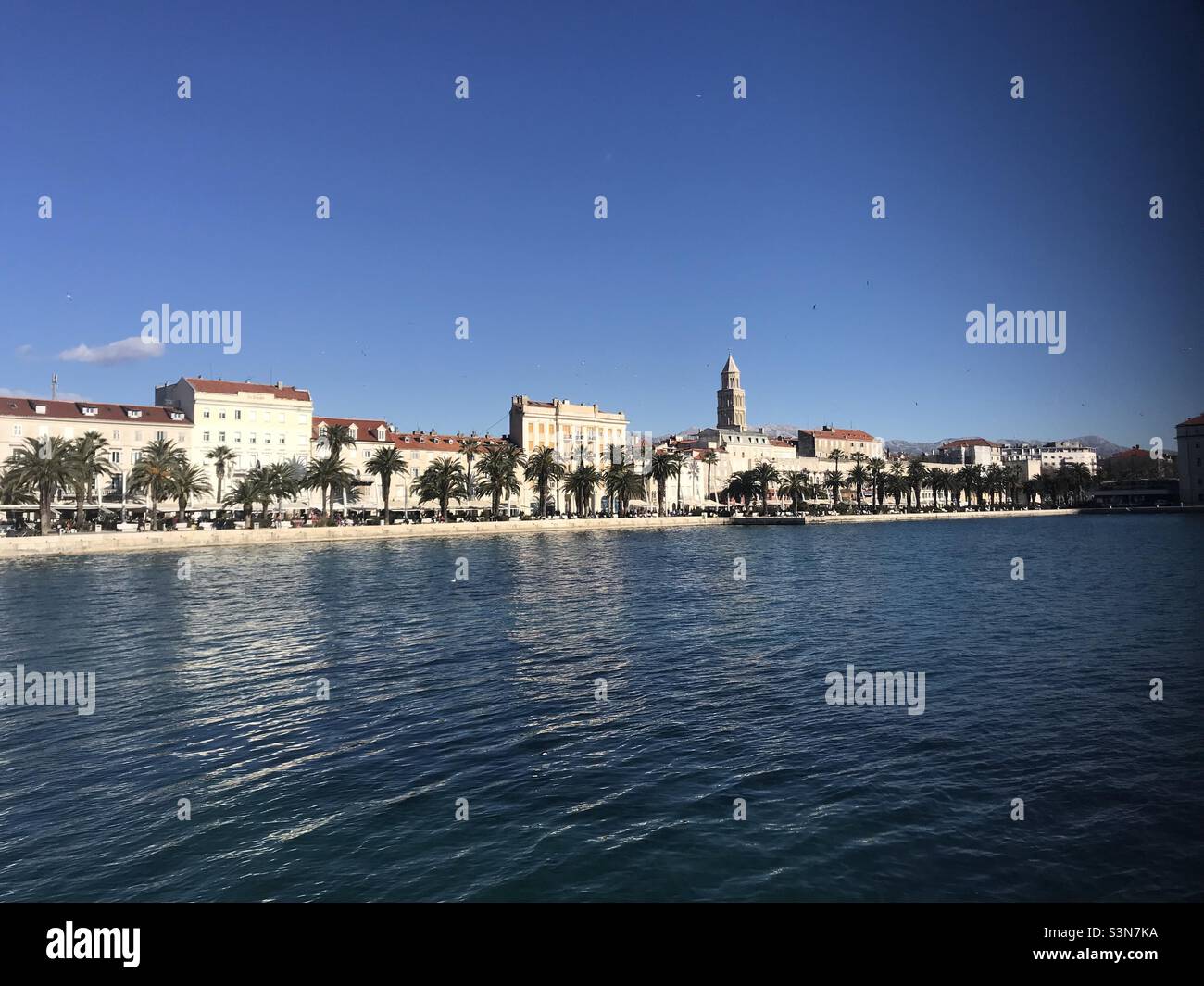 Ein Blick auf das Meer am adriatischen Hafen von Split, Kroatien Stockfoto