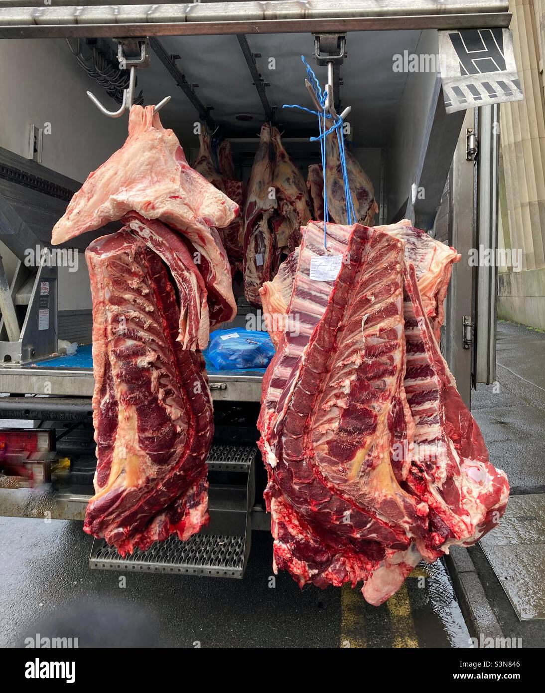 Fleischlieferung an eine Metzgerei Stockfoto