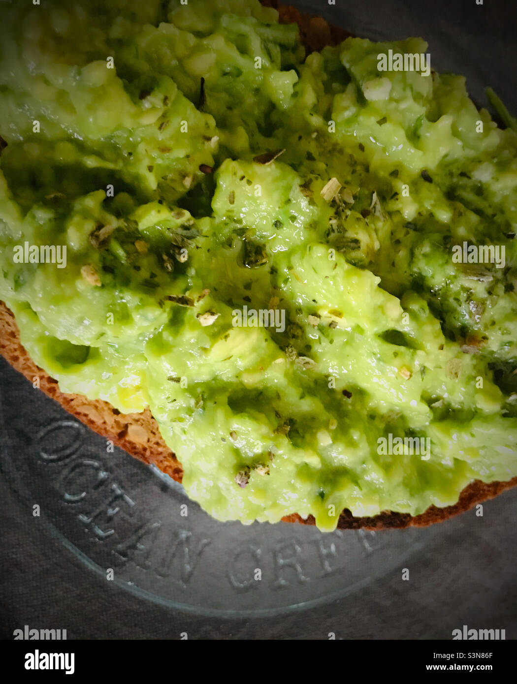 Avocado Toast in einer recycelten Glasplatte Stockfoto