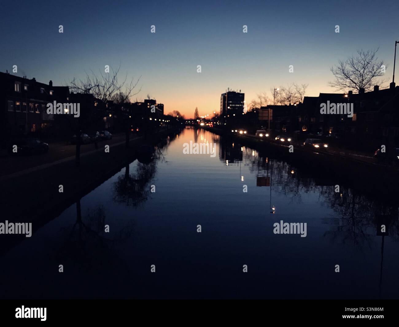 Niederlande Night Canal - Smartphone-aufgenommenes Stockfoto