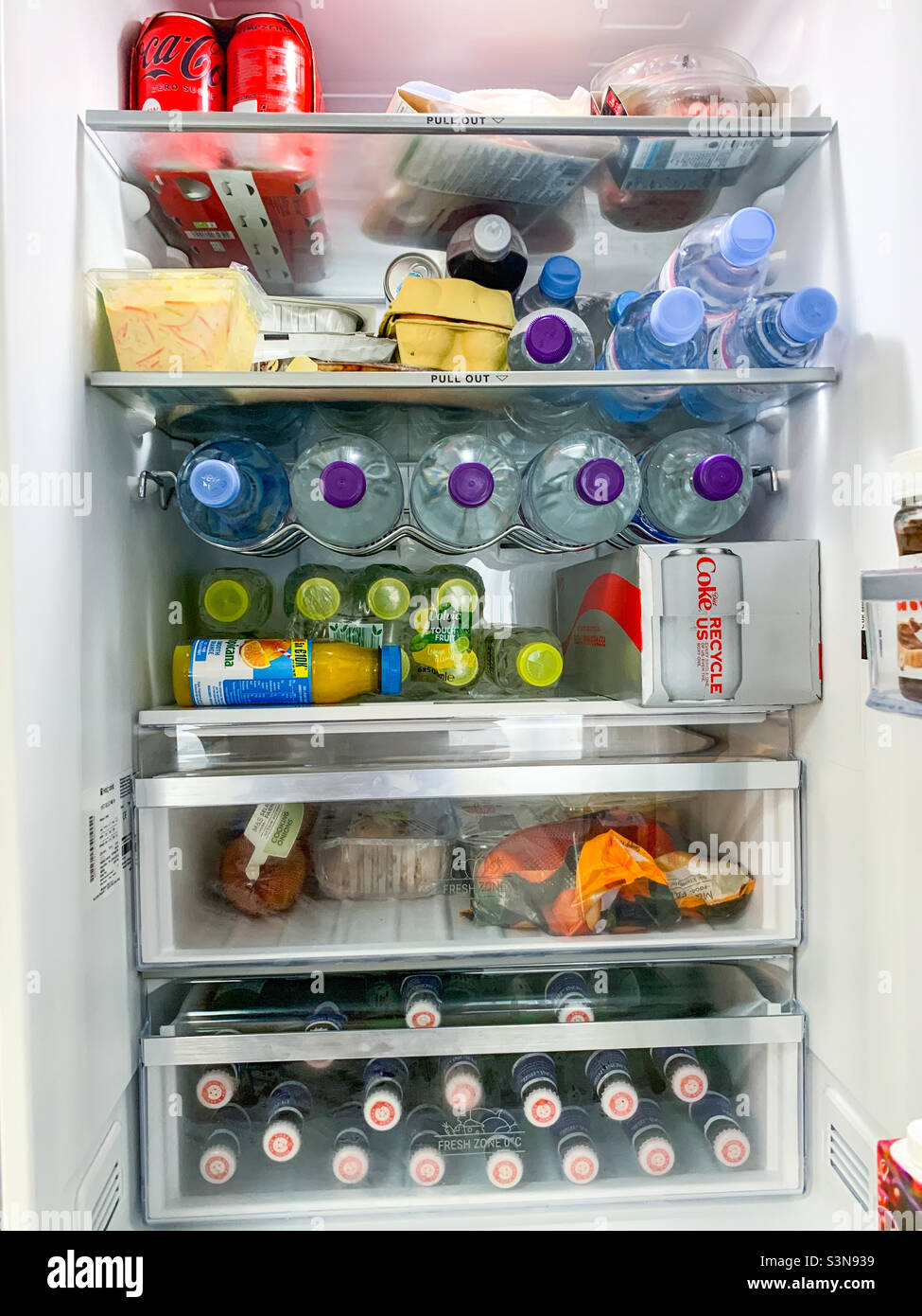 Voller kühlschrank wasserflaschen -Fotos und -Bildmaterial in hoher  Auflösung – Alamy