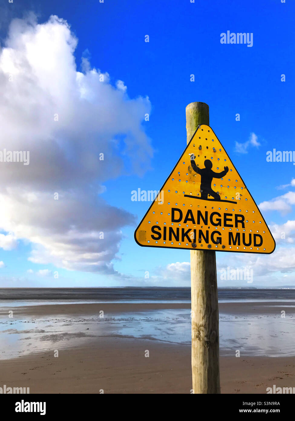 Warnschild „Gefahr sinkender Schlamm“ am Strand von Weston Super Mare, Somerset Stockfoto