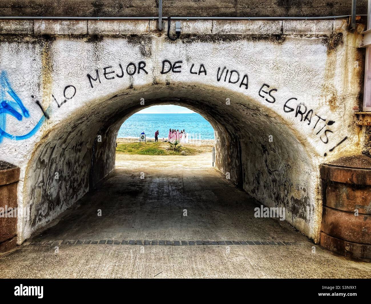 Das Beste am Leben ist die Graffiti am Strand in der Nähe von Barcelona, Katalonien, Spanien Stockfoto