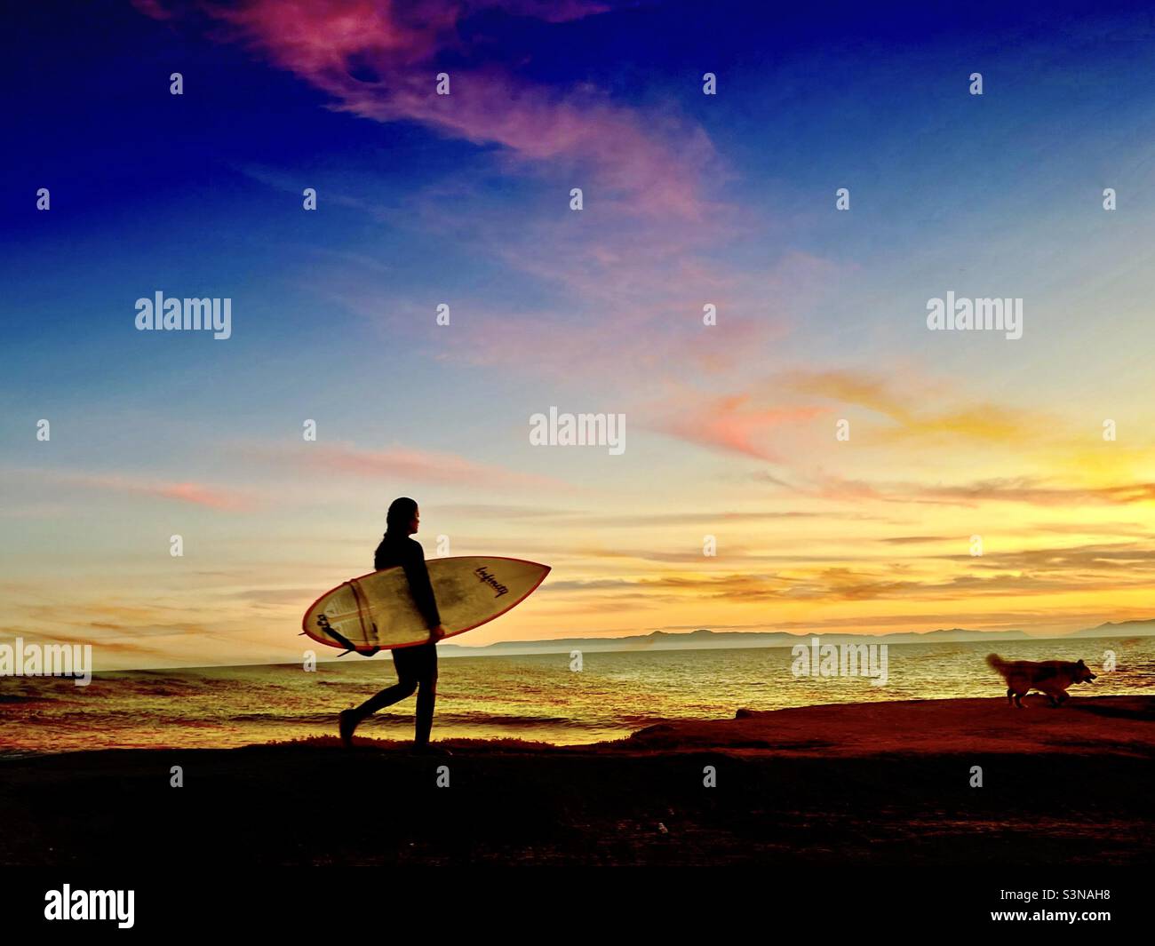 Surfen am Ende des Tages - Smartphone-aufgenommenes Stockfoto