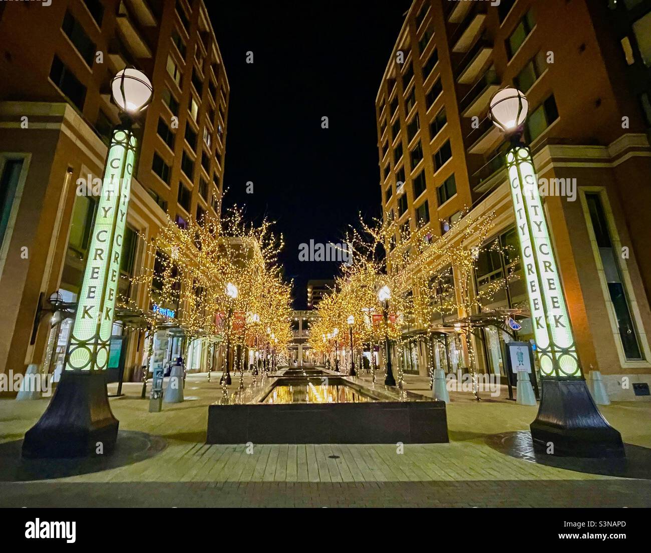 Blick in das City Creek Einkaufszentrum, vom nördlichen Eingang, in der Innenstadt von Salt Lake City, Utah, USA während der Weihnachtszeit. Stockfoto