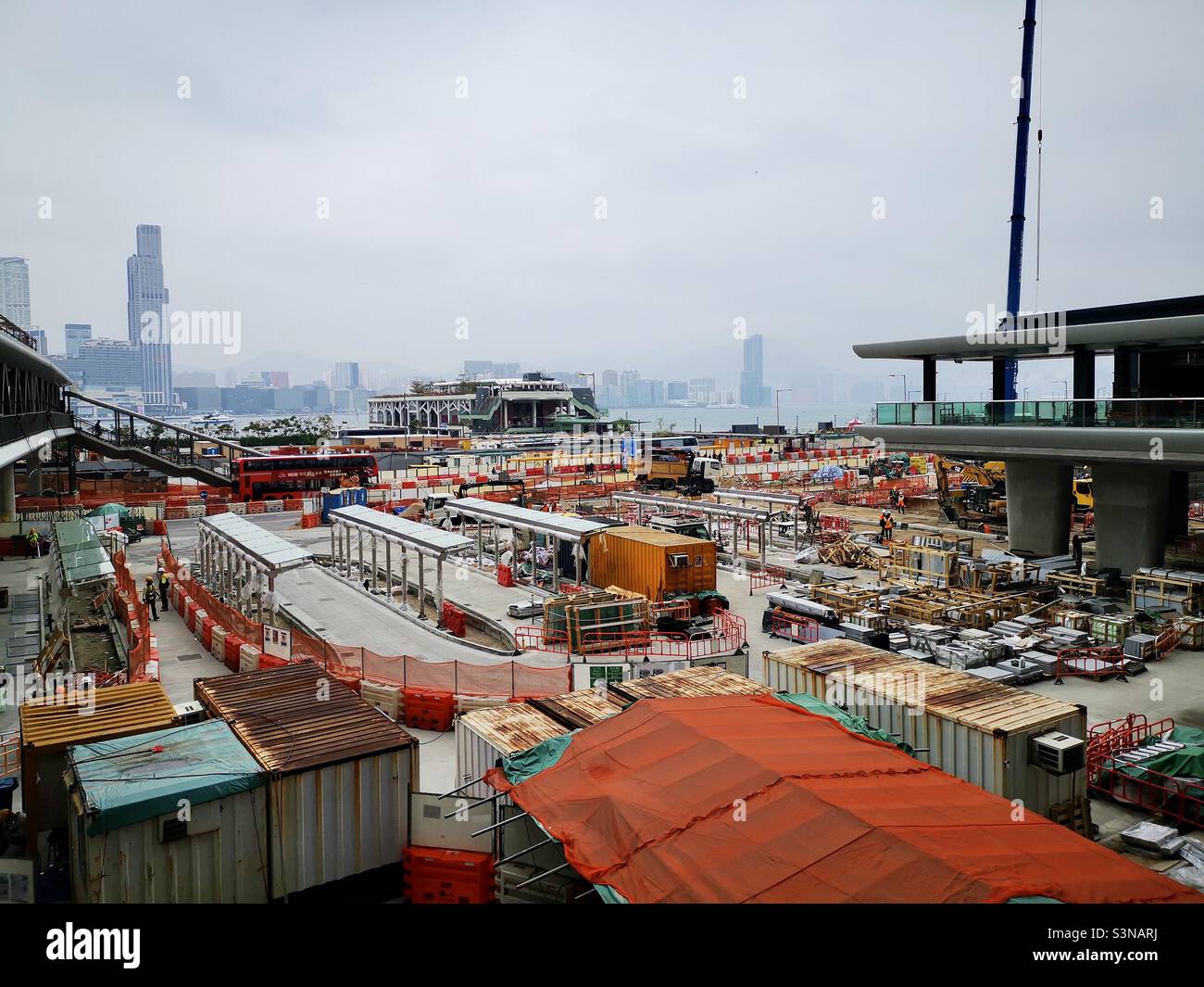 Bau eines neuen Busbahnhofs und MTR-Ausfahrten in der Nähe des Wan Chai Convention Center in Hongkong. - Smartphone-aufgenommenes Stockfoto