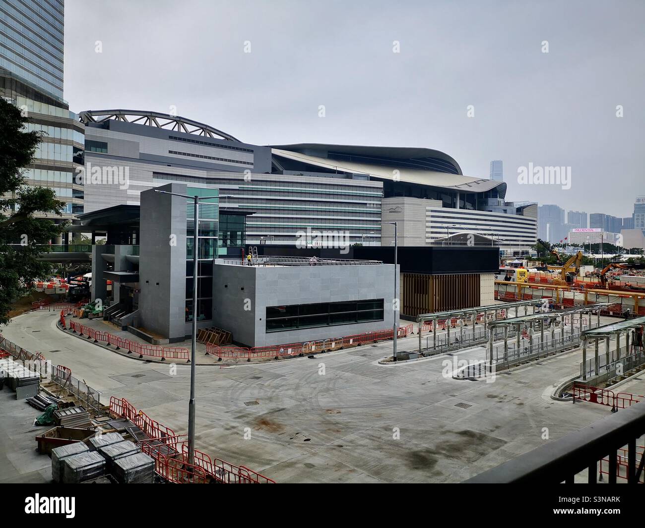 Bau eines neuen Busbahnhofs und MTR-Ausfahrten in der Nähe des Wan Chai Convention Center in Hongkong. - Smartphone-aufgenommenes Stockfoto