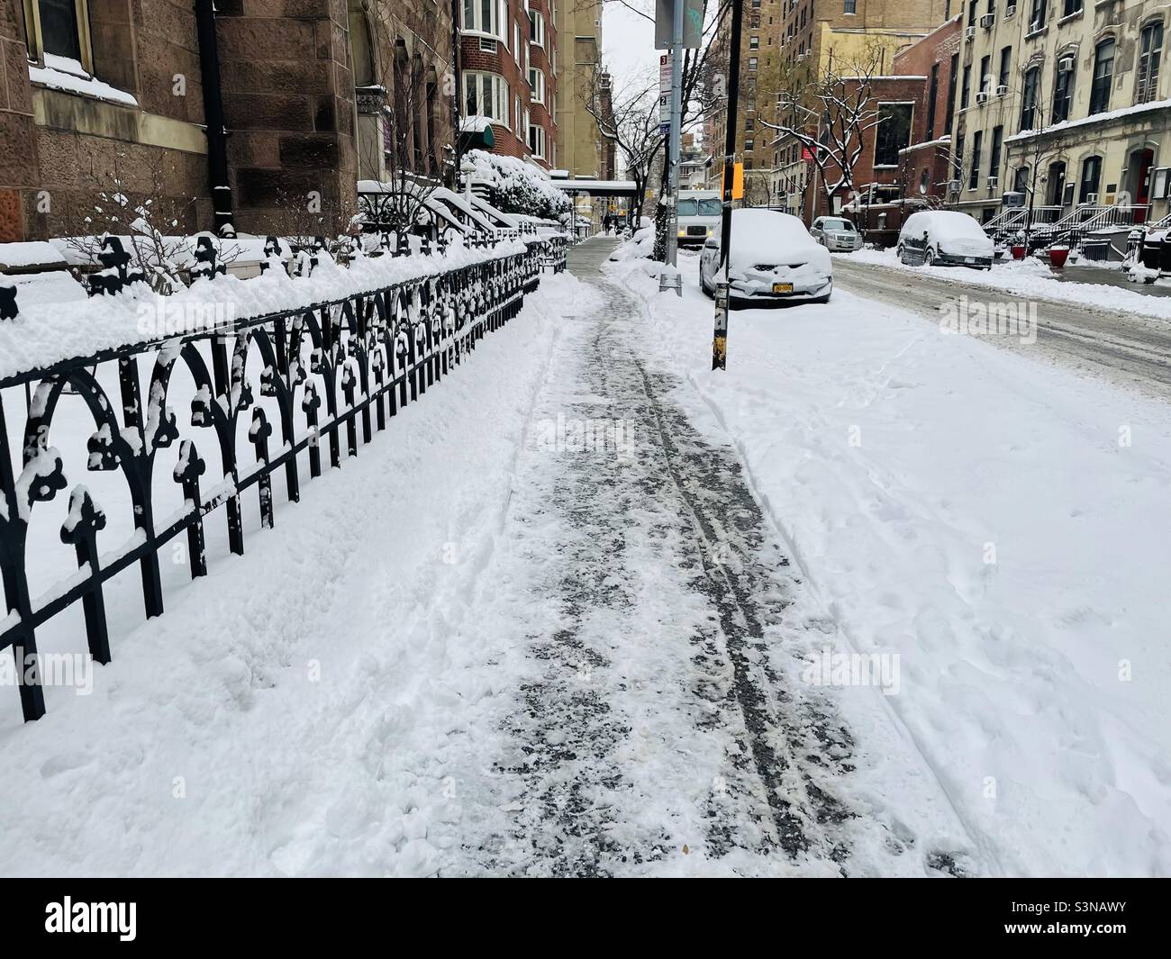 35th die Straße ist während des Wintersturms Keenan am 29. Januar 2022 schneebedeckt - Smartphone-aufgenommenes Stockfoto
