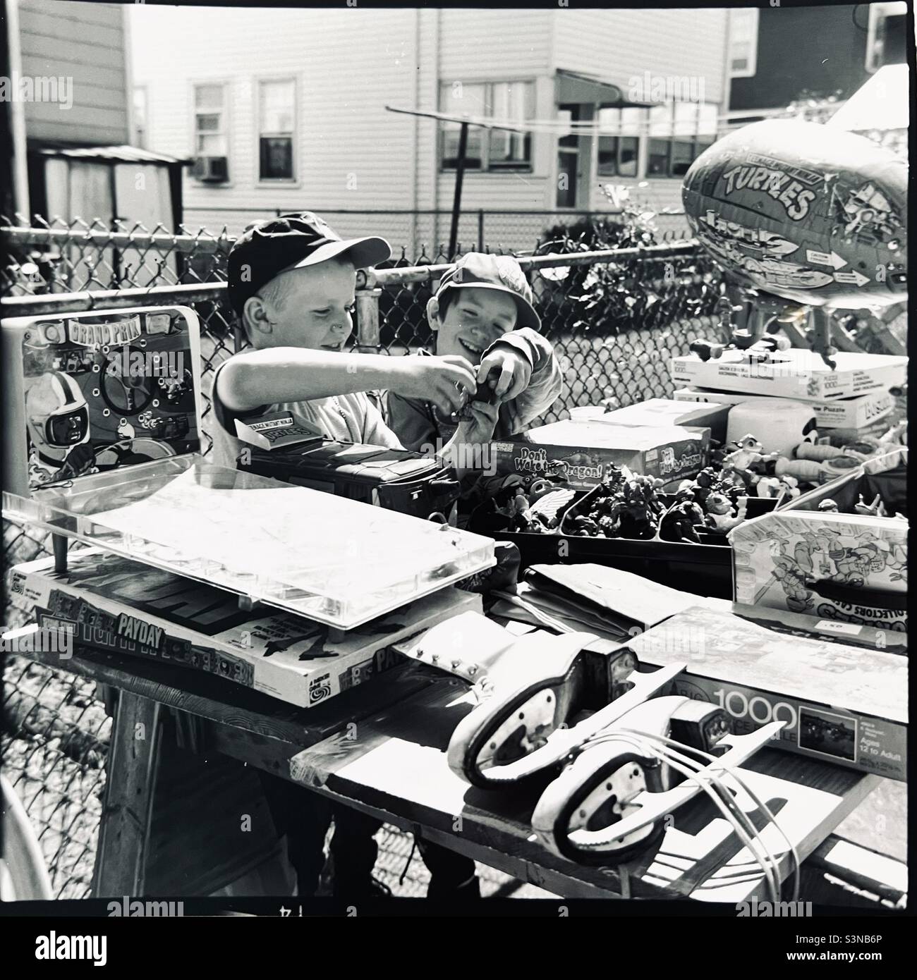 Junge Jungen spielen mit Spielzeug beim Hofverkauf in Neuengland Stockfoto