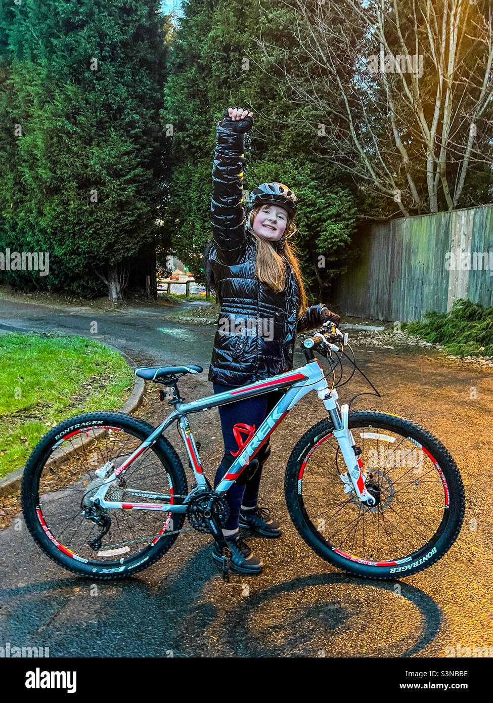 Das 12-jährige Mädchen, das den Arm hob, stand neben ihrem Fahrrad